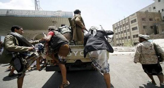 عكاظ: صراع الحوثيين على أموال الشعب بمرحلة كسر العظم