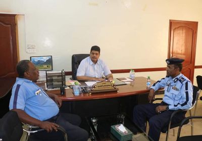 مسؤولو المكلا يبحثون تنظيم مواقف السيارات وخفض الازدحامات