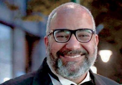 بيومي فؤاد يصدم جمهوره بصورة من مرحلة الشباب