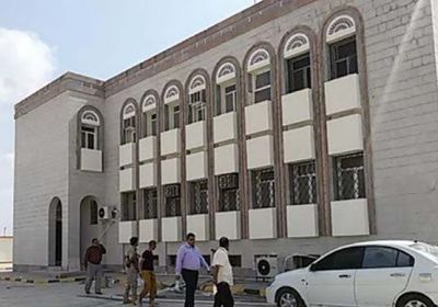 "مركزي لحج" يماطل في صرف رواتب 23 ألف موظف