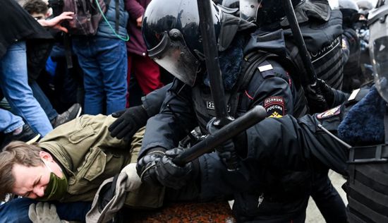 السلطات الروسية تعتقل ألف شخص مؤيدين لـ نافالني