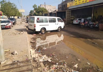 تجمعات مياه الصرف تنتشر بشوارع جعار (صور)