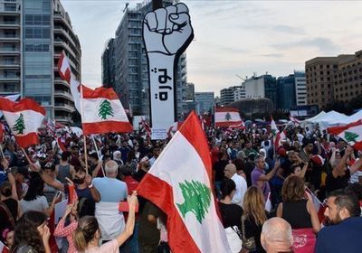 إعلامي يدعو اللبنانيين للثورة على حزب الله والفاسدين