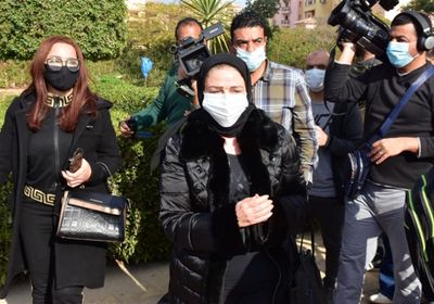 إلهام شاهين تنهار في جنازة عزت العلايلي (صور)