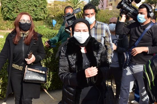 إلهام شاهين تنهار في جنازة عزت العلايلي (صور)