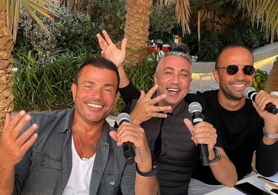 عمرو دياب يغني مع أصدقائه في دبي