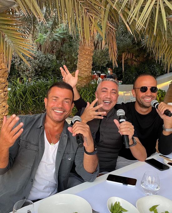 عمرو دياب يغني مع أصدقائه في دبي