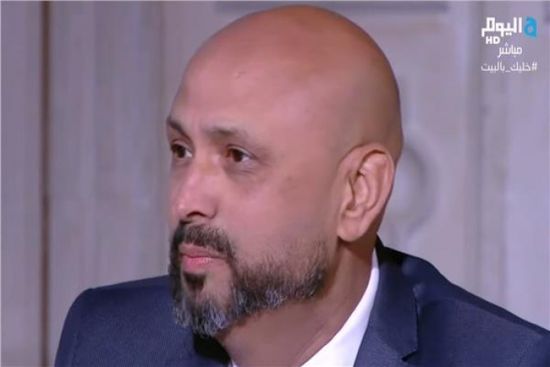 فنان مصري يبكي على الهواء لهذا السبب