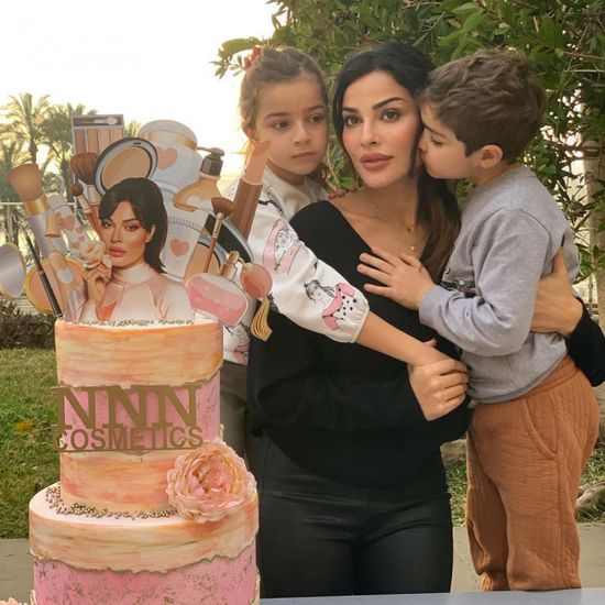 بالصور.. نادين نسيب نجيم تحتفل بعيد ميلادها مع أبنائها