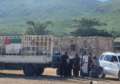 "خليفة الإنسانية" تواصل تلبية احتياجات أهالي سقطرى من الغاز المنزلي
