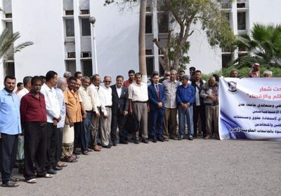 إداريو "جامعة عدن" يطالبون حكومة المناصفة بتسوية أوضاعهم