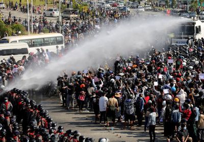 شرطة ميانمار تطلق أعيرة نارية في الهواء لتفريق المحتجين