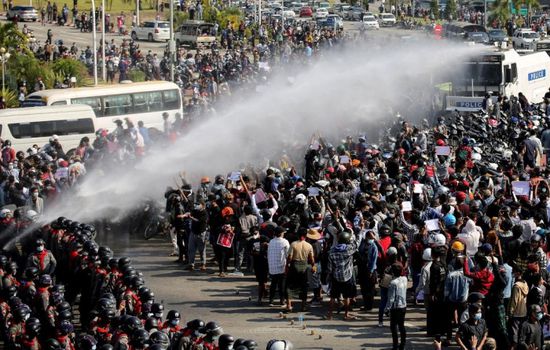 شرطة ميانمار تطلق أعيرة نارية في الهواء لتفريق المحتجين