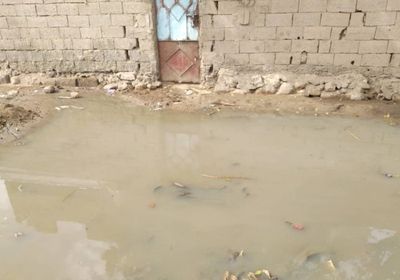 حي السواحل بأبين يغرق بالقمامة ومياه الصرف