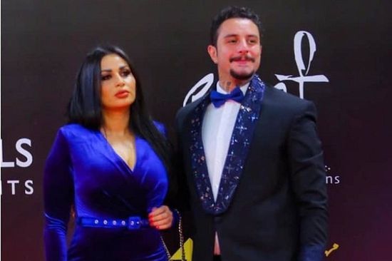 أحمد الفيشاوي وزوجته في ضيافة محمد منير (فيديو)