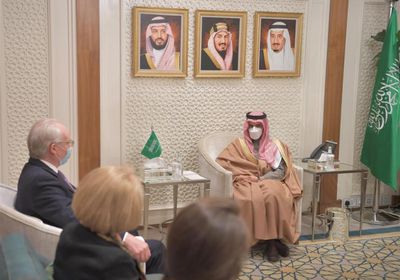 الخارجية السعودية تبحث مع مبعوث أمريكا آخر المستجدات باليمن