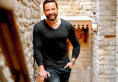 تامر شلتوت داخل بئر أثري بمرسى مطروح (فيديو)