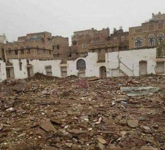بمبررات واهية.. مليشيا الحوثي تهدم مسجدًا أثريًا بصنعاء