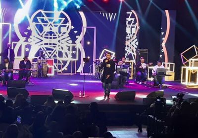 بالفيديو.. محمد الشرنوبي يغني لزوجته في أحدث حفلاته بالقاهرة