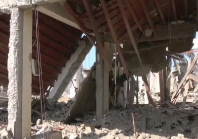 قصف حوثي يُدمر مسجدًا في حي منظر (فيديو)