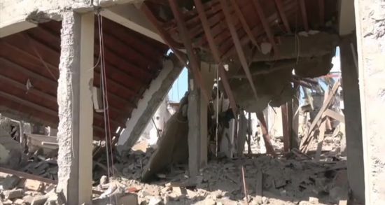 قصف حوثي يُدمر مسجدًا في حي منظر (فيديو)