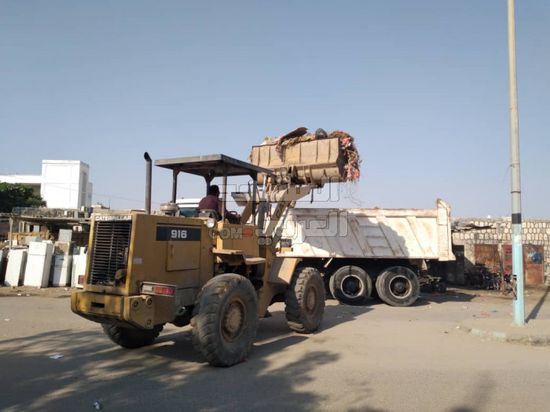 إزالة المخلفات الصلبة من مكبات جعار