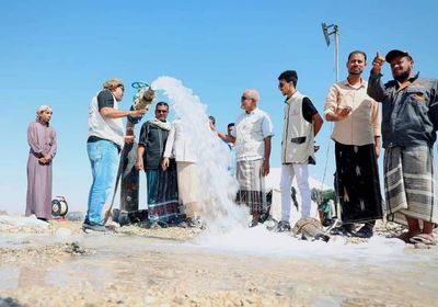 "هلال الإمارات" يفتتح بئري مياه في حقل الدكداك بالشحر