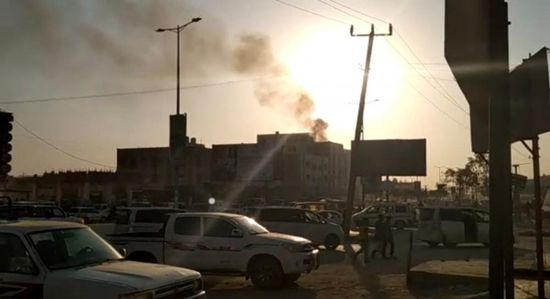 النيران تلتهم مبنى سكني في عتق