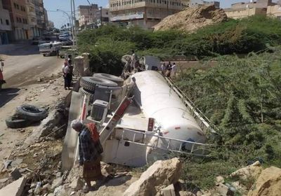 قاطرة تصطدم بسور حصن الغويزي في المكلا