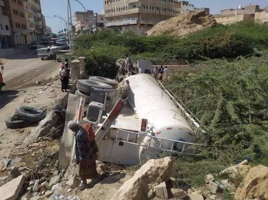 قاطرة تصطدم بسور حصن الغويزي في المكلا