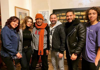 أمير شاهين وزوجته بصحبة محمد منير