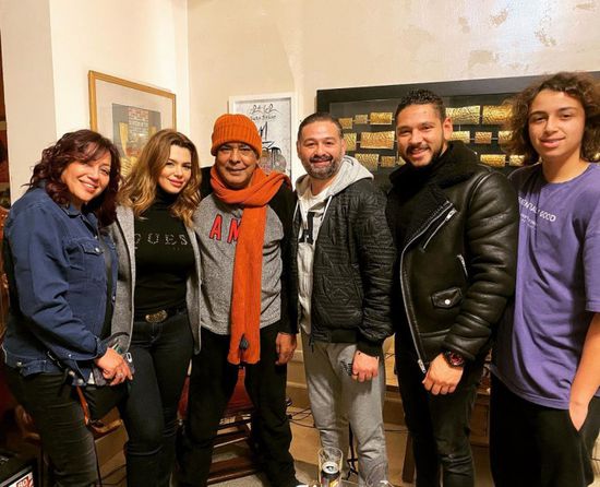 أمير شاهين وزوجته بصحبة محمد منير