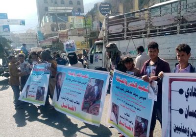 محتجون في تعز على حماية مليشيات الإخوان لقاتل الشاب مدهش