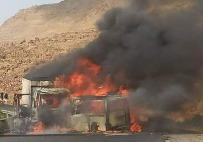 تفحم شاحنة وحافلة في حادث على طريق سمارة بإب