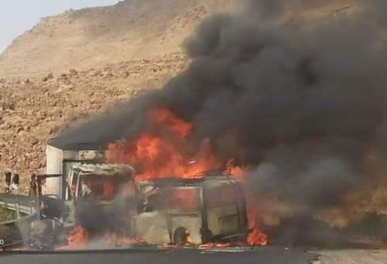 تفحم شاحنة وحافلة في حادث على طريق سمارة بإب