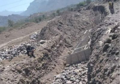 بمباركة الحوثيين.. التعدي على أحد مجاري السيول بإب