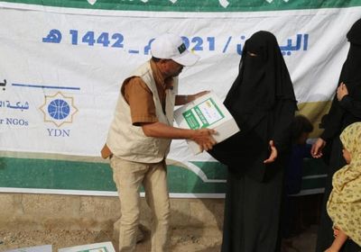 "سلمان للإغاثة" يوزع تمورًا على النازحين بالبيضاء