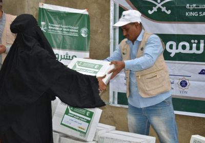 مساعدات غذائية سعودية للنازحين في مديرية الريف