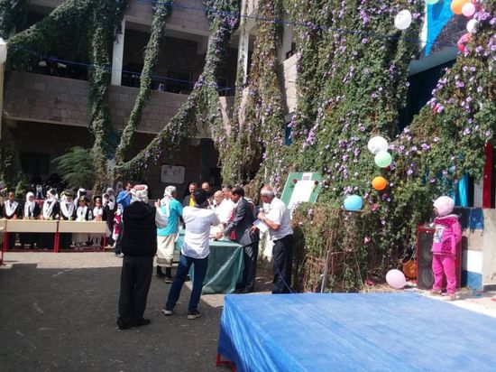 جوائز تشجعية للمتفوقات بمدرسة عبدالله فضيل بالضالع