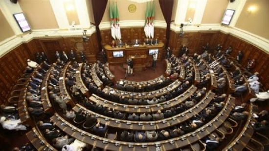  الرئيس الجزائري يوقع مرسومًا بحل البرلمان