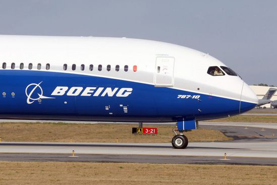 بوينغ توصي شركات الطيران بوقف رحلات طائرات 777