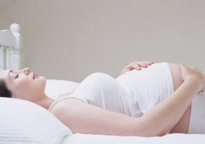 مخاطر نوم المرأة الحامل على ظهرها