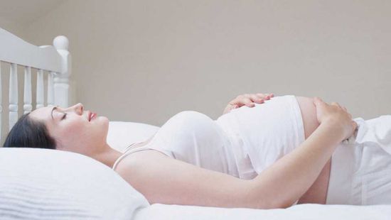 مخاطر نوم المرأة الحامل على ظهرها