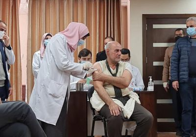 بدعم إماراتي.. بدء حملة التطعيم ضد كورونا في قطاع غزة