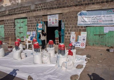 فريق "الغذاء العالمي" يزور نقاط توزيع المساعدات بالمخا وذُباب