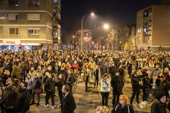 الآلاف بصربيا يتجمعون لتأبين السياسي البارز دجورجي بالاسيفيتش