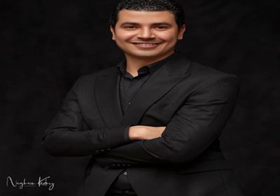 هكذا علق محمد أنور على إعلان عمرو دياب لعطره الجديد