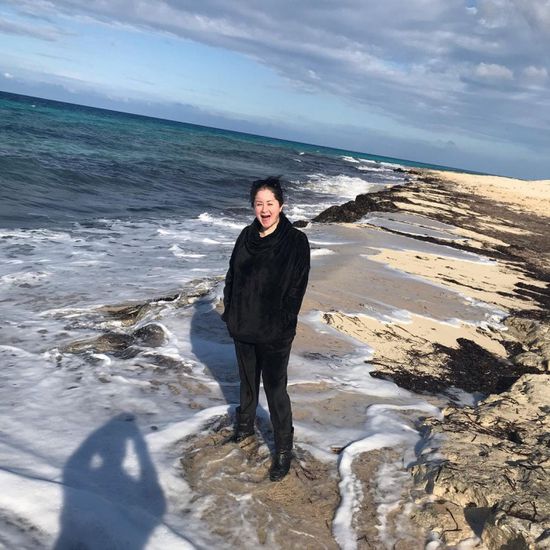 مي نور الشريف على البحر في أحدث ظهور لها 