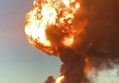 اصطدام شاحنة بقطار يولّد انفجارًا وحريقًا في تكساس