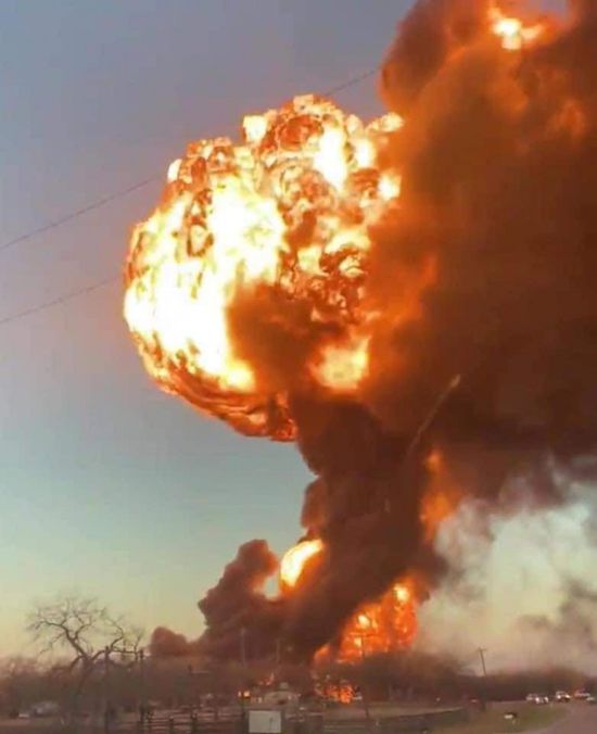 اصطدام شاحنة بقطار يولّد انفجارًا وحريقًا في تكساس